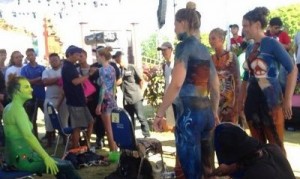 Peserta body painting pada event Nusa Dua Fiesta ke-18