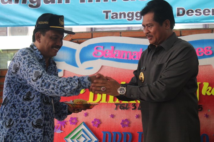 Sudikertha Memberikan Potongan Tumpeng Kepada Kepala Dinas PU Bali
