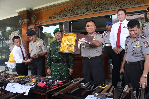 Kapolda Bali tunjukan "jenglot" hasil sweeping di Lapas Kerobokan