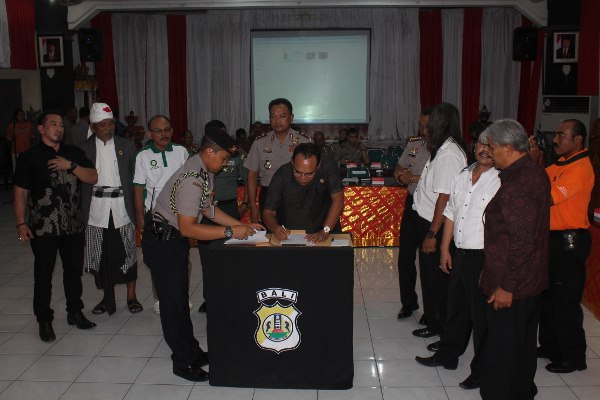 I Nyoman Adi Wiryatama Ketua DPRD Provinsi Bali dalam penandatangan kesepakatan damai ormas di ruang Rupatama Mapolda Bali