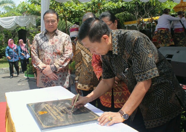 Gubernur Bali Made Mangku Pastika menandatangani prasasti Klinik Semesta Mandiri