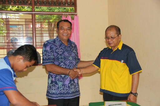 Drs. I Wayan Sukarta Kepala SMK PGRI 6 Denpasar bersama salah satu penguji UKK, foto;istimewa