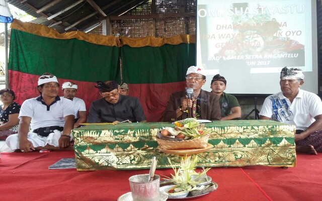 Ida Wayan Jelantik Oyo(tengah) didampingi Panglingsir AGP, I Ketut Suadnya(kiri) dan pengurus lainnya
