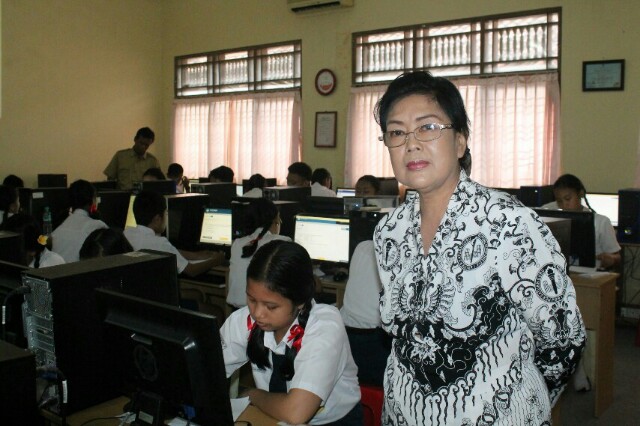 Titik Wahyani, S.Pd., Kepala SMP Negeri 7 Denpasar saat meninjau simulasi UNBK, foto; alt