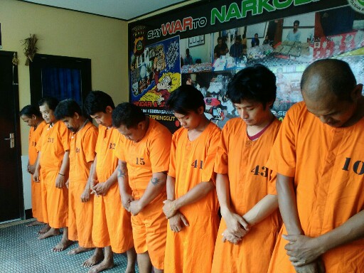 Delapan tersangka yang berhasil dibekuk Tim Resnarkoba Polresta Denpasar, foto:istimewa