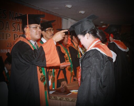 Rektor IKIP PGRI Bali, Dr. Suarta, saat mewisuda mahasiswa yang ke XXXVIII