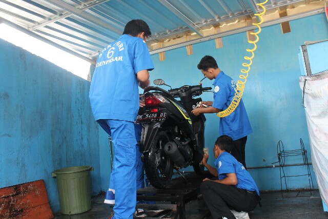 Siswa program keahlian Teknik Sepeda Motor saat melayani konsumen dari masyarakat, foto;GATRADEWATA