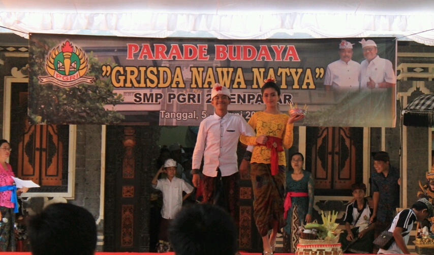 Siswa-siswi Grisda ikuti lomba busana adat ke pura dalam ajang Parade Budaya, foto;alt
