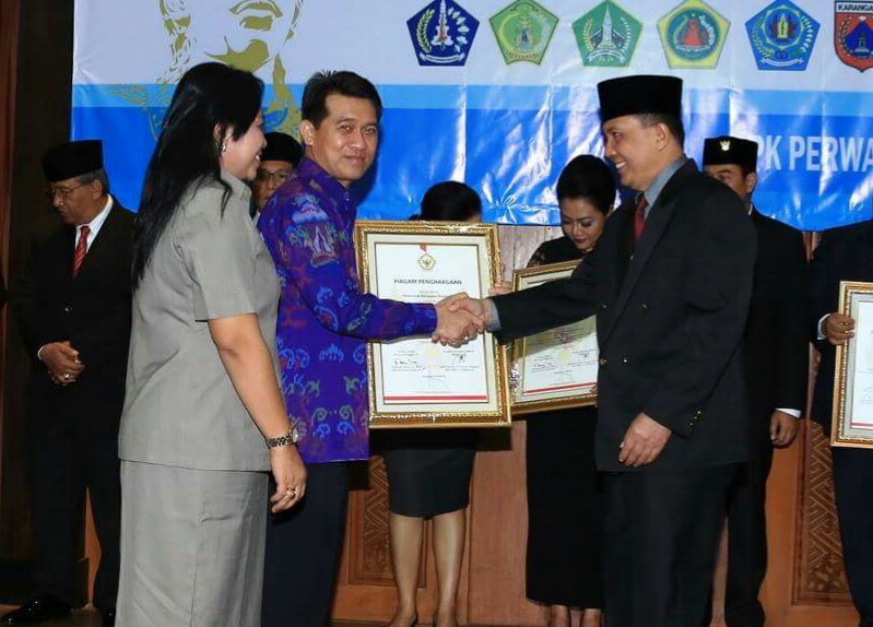Bupati Suwirta saat menerima penghargaan WTP dari Perwakilan BPK RI di Denpasar, foto; istimewa
