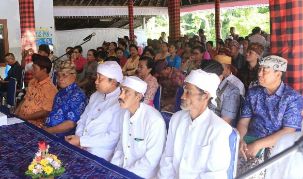 SIMAKRAMA- Warga Desa Adat Sulang saat menhadiri simakrama Bupati Klungkung Nyoman Suwirta di Balai Banjar setempat, pada Senin (5/6/2017) 