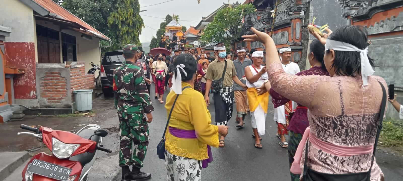 Babinsa Koramil 1609-06/Banjar Atensi upacara ngaben