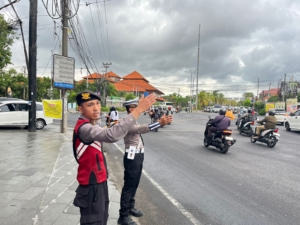 Sat Samapta Polresta Denpasar Atur Lalu Lintas Pagi di Zona Rawan Macet, Arus Lancar dan Terkendali