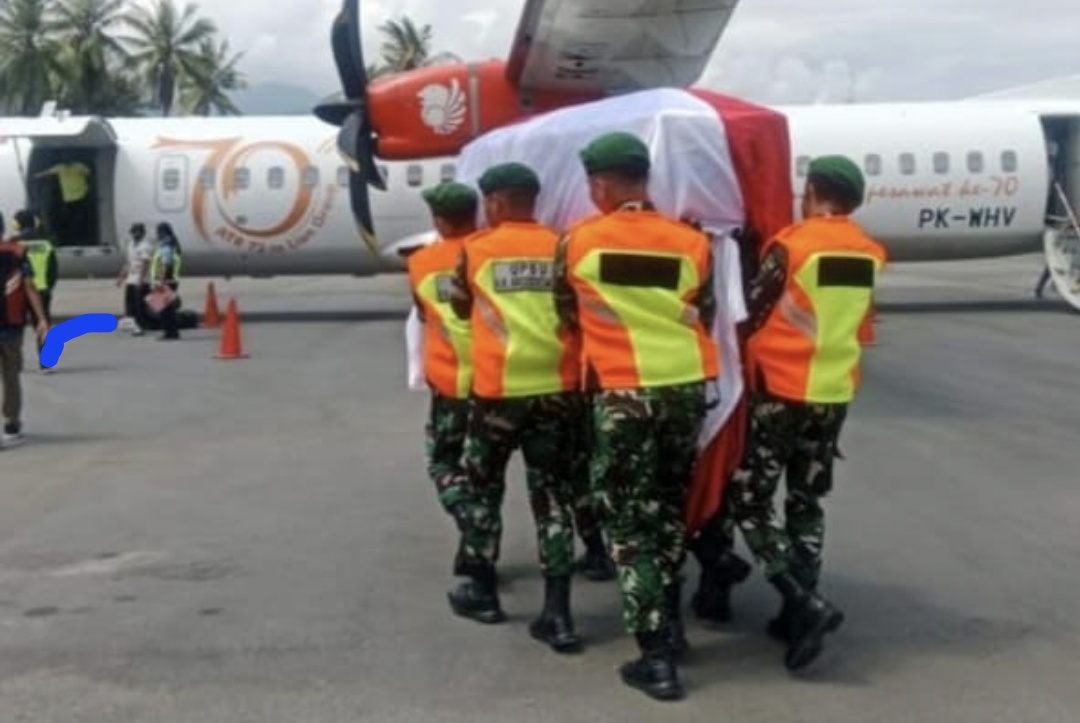 Penghormatan Terakhir, Jenazah Prada Lucky Chepril Disambut di Kompi C Yonif 743/PSY Ende