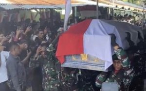 Prada Lucky Chepril Dimakamkan dengan Upacara Militer di TPU Mapoli Kupang