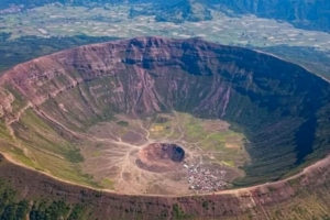 Misteri Wajan Raksasa, Ribuan Warga Tinggal di Perut Gunung Ijen Purba