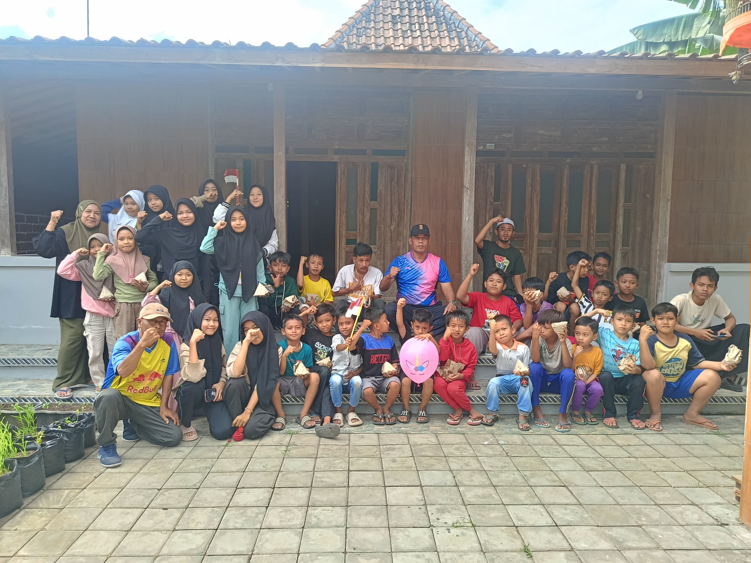 Ponpes Harfan Mafatihil Gelar Maulid Nabi dan Santuni Yatim-Piatu Korban Banjir di Jembrana