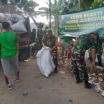 Babinsa dan Warga Bergotong Royong Bersihkan Sampah Pasca Banjir di Denpasar