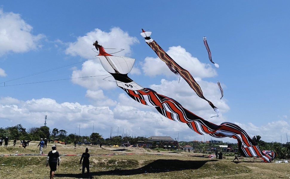 Bali Kite Festival ke-47 Resmi Dibuka, Ratusan Layangan Hiasi Langit Padanggalak