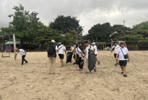 Ascott Bali Ajak Karyawan dan Warga Gotong Royong Bersihkan Pantai Legian