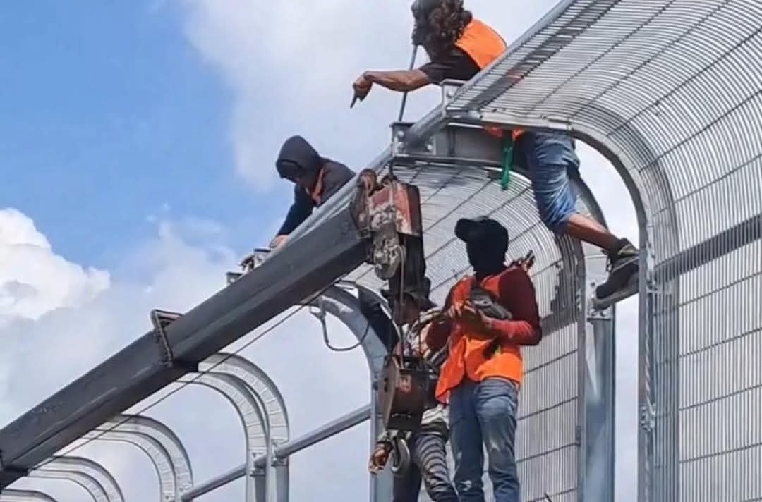 Semoga Tidak Terulang! Pemasangan Railing Jembatan Tukad Bangkung Dikebut Pasca Insiden Ulah Pati