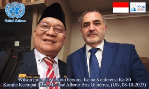 Wilson Lalengke berfoto bersama Ketua Konferensi Ke-80 Komite Keempat PBB, Mr. José Alberto Briz Gutiérrez usai konferensi. 
