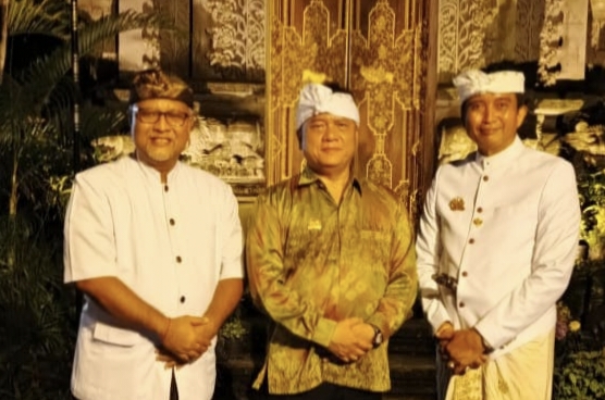 Dirut PT Dirgantara Indonesia Dianugerahi Lencana Kehormatan oleh Puri Ageng Blahbatuh Karena Berkomitmen Membangun Industri Aviasi di Bali Utara