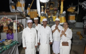 Naur Sesangi Joged, Piodalan Pura Luhur Pucak Manik Angkeran Syukuri Kemenangan Koster – Giri