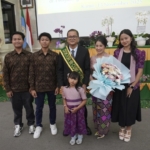 Lulus Cum Laude, dr. Agus Manik Kembangkan Disertasi Model Desa Bijak Antibiotika untuk Lawan Resistensi Antimikroba