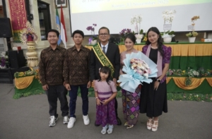 Lulus Cum Laude, dr. Agus Manik Kembangkan Disertasi Model Desa Bijak Antibiotika untuk Lawan Resistensi Antimikroba