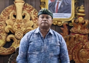 Wayan Baru Kritik Keras Keputusan Koster Bongkar Lift Kaca Nusa Penida