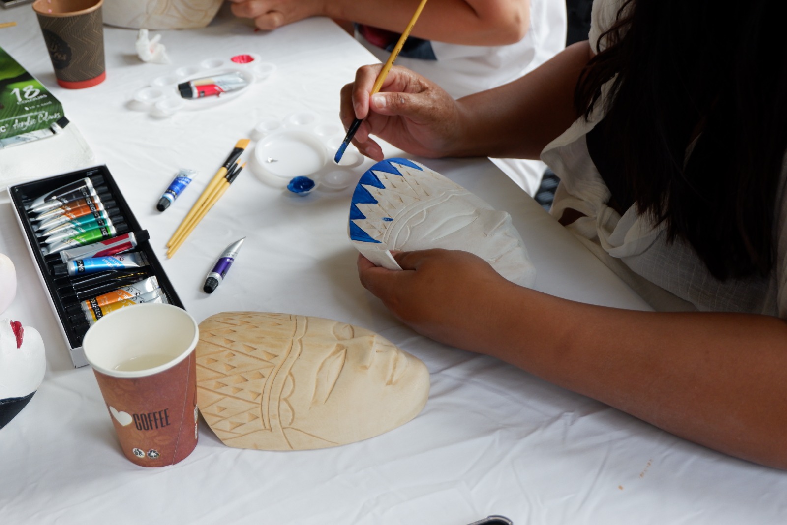 Mask Painting di FOX Jimbaran Beach Bali, Aktivitas Kreatif yang Menghadirkan Sentuhan Budaya