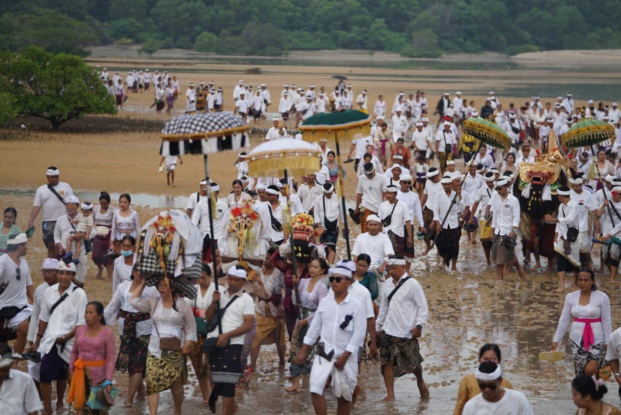Ribuan Warga Serangan Gelar Ritual Memintar, Arak Barong–Rangda Lintasi Pulau hingga Kawasan Kura Kura Bali