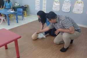 Guru dan Pegawai Bali Public School Dibekali Penanganan Tersedak dan Edukasi Kemasan Ramah Lingkungan