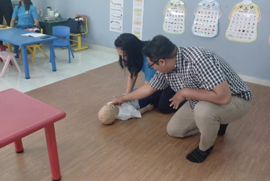 Guru dan Pegawai Bali Public School Dibekali Penanganan Tersedak dan Edukasi Kemasan Ramah Lingkungan