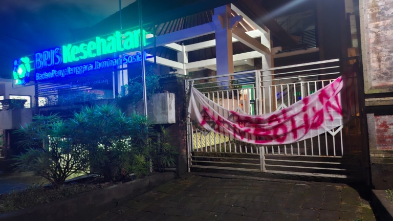 Belasan OTK Serang Kantor BPJS Kesehatan Denpasar, Spanduk “Walikota Pembohong” Terpasang