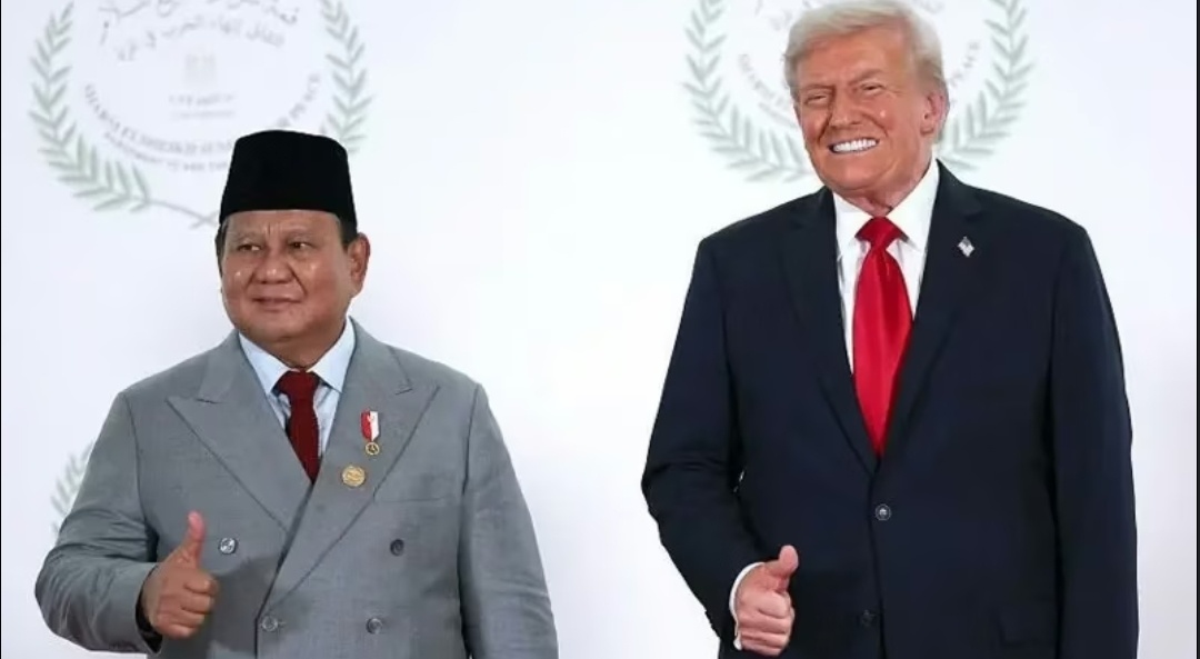 Presiden Donald Trump dan Presiden Prabowo Subianto berpose untuk foto bersama, 13 Oktober 2025 di Sharm El-Sheikh, Mesir. Suzanne Plunkett - Pool / Getty Images. 