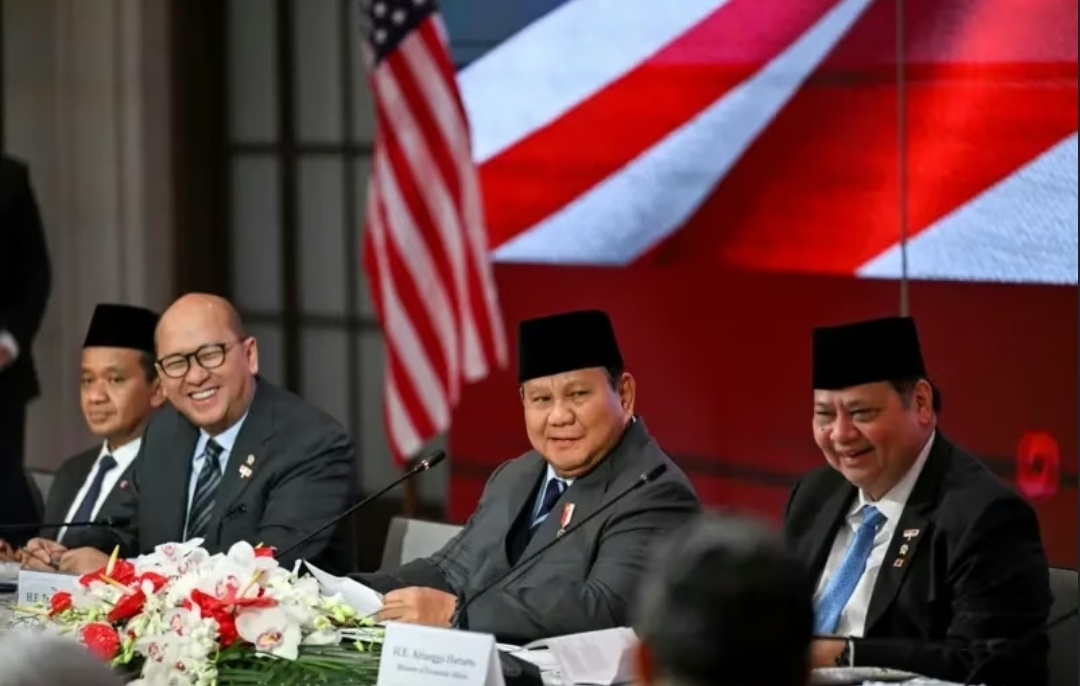 Presiden Prabowo Subianto (kedua kanan) didampingi Menko Perekonomian Airlangga Hartarto (kanan) dan CEO Danantara Rosan Roeslani (kedua kiri), Menteri ESDM Bahlil Lahadalia (kiri) memberikan sambutan saat Bussines Summit di Washington DC, Amerika Serikat, Rabu (18/02). Sumber gambar,ANTARA FOTO/Hafidz Mubarak. 