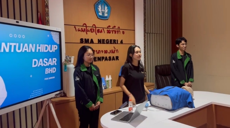 Mahasiswa FKIK Universitas Warmadewa Latih Siswa SMAN 4 Denpasar Kuasai Bantuan Hidup Dasar