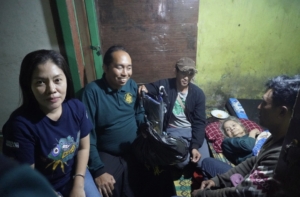 Salurkan Bantuan Garda Law Office, Tim Creative MSP Sukawana Kembali Bagi Kursi Roda dan Sembako  