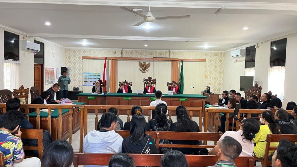 Sidang Perdana Aktivis Aksi Kamisan Bali Disorot, Kehadiran Banyak Aparat Dianggap Intimidatif