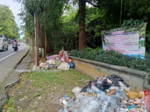 Pembuangan Sampah Liar Marak, Desa Kemenuh Pasang Spanduk Larangan; Sanksi Tegas Menanti Pelanggar