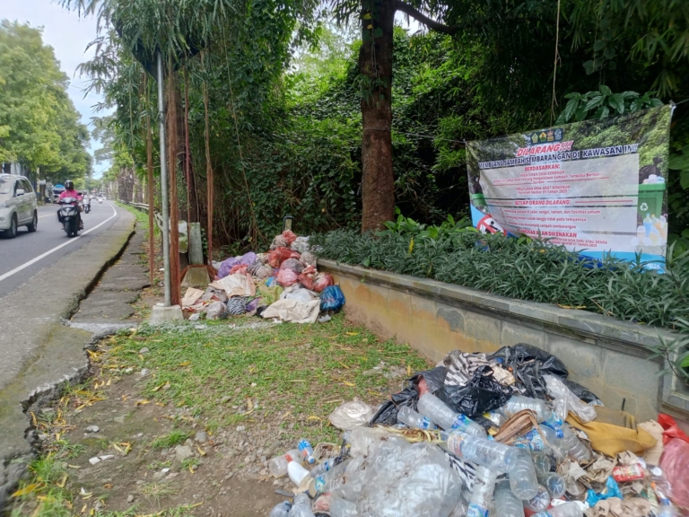 Pembuangan Sampah Liar Marak, Desa Kemenuh Pasang Spanduk Larangan; Sanksi Tegas Menanti Pelanggar