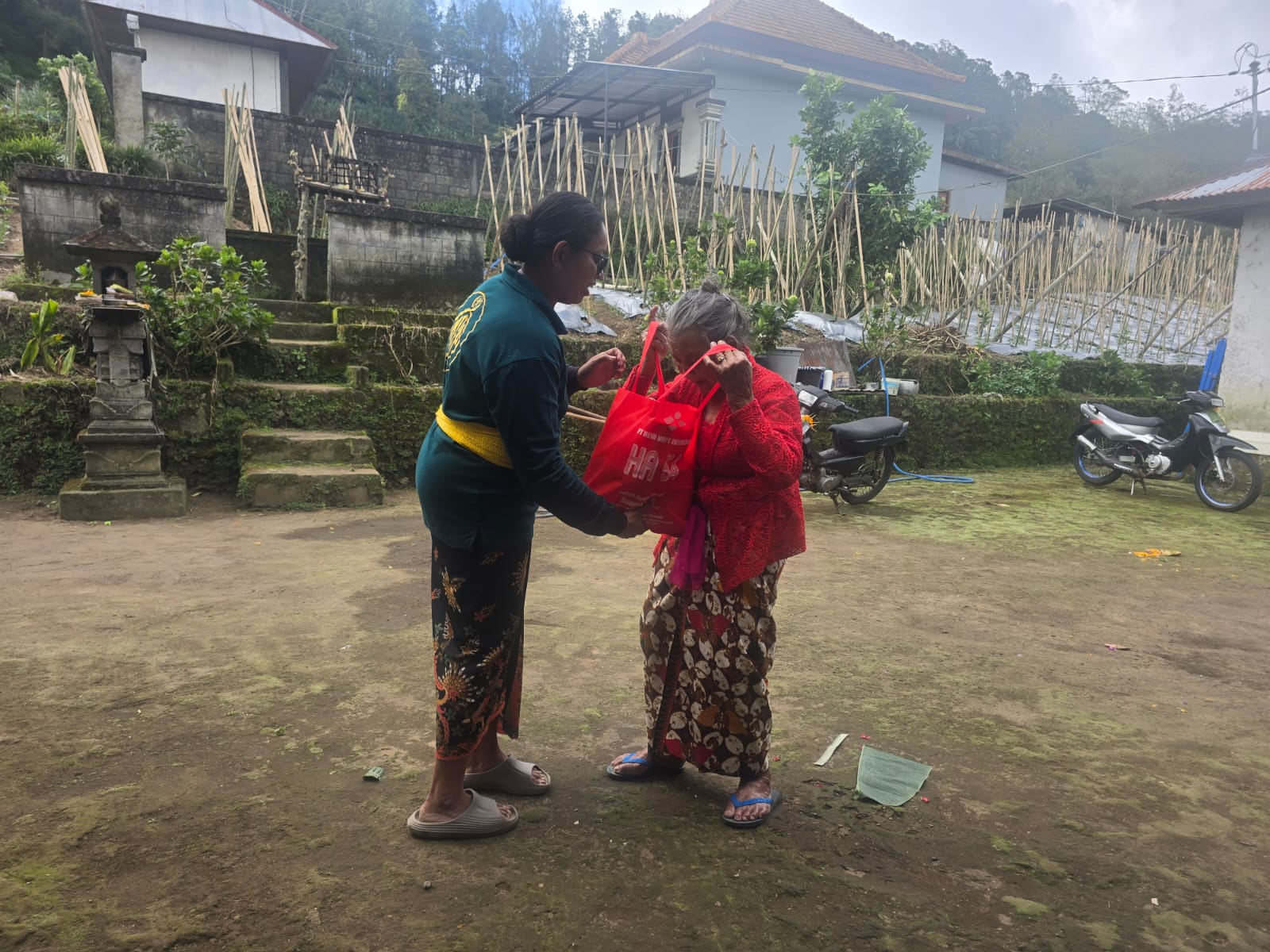 Aksi Sosial MSP Creative Salurkan Bantuan ke Warga Banjar Munduk Lampah, Temukan Kondisi Rumah Terdampak Longsor