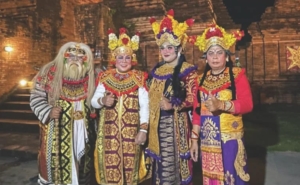 Bagian dari Pelestarian Seni Budaya, Rektor UPMI Bali dan Mahasiswa Ngayah