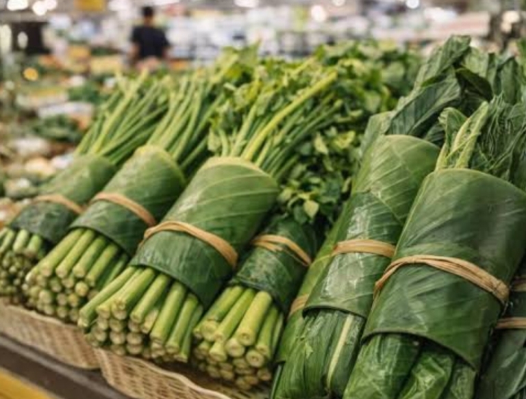 Daun Pisang Gantikan Plastik, Inovasi Supermarket Thailand Viral dan Diikuti Bali