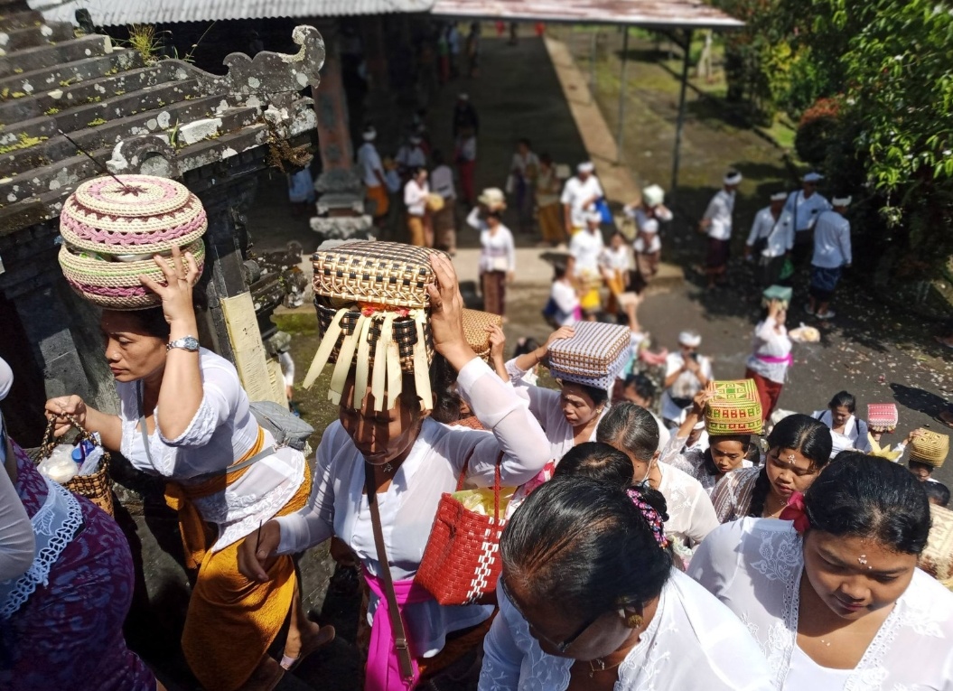 Semangat Kartini, PKK Banjar Kemenuh Kangin Gelar Tirtayatra ke Tiga Pura di Bali Barat