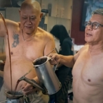 Rocky Gerung Ikut Racik Kopi Tanpa Baju di Warkop Legendaris Pontianak
