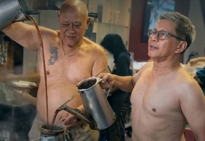 Rocky Gerung Ikut Racik Kopi Tanpa Baju di Warkop Legendaris Pontianak
