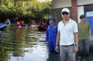 Satpol PP Bali dan Komunitas Lingkungan Bersihkan Sampah Plastik di Mangrove Batu Lumbang