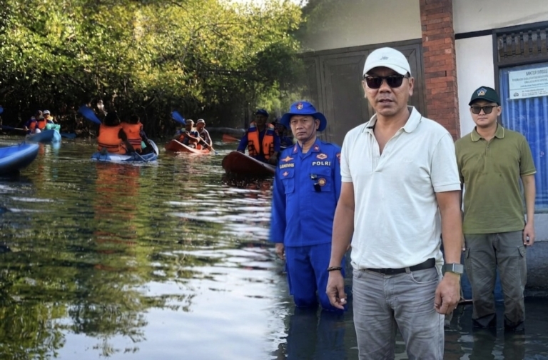 Satpol PP Bali dan Komunitas Lingkungan Bersihkan Sampah Plastik di Mangrove Batu Lumbang